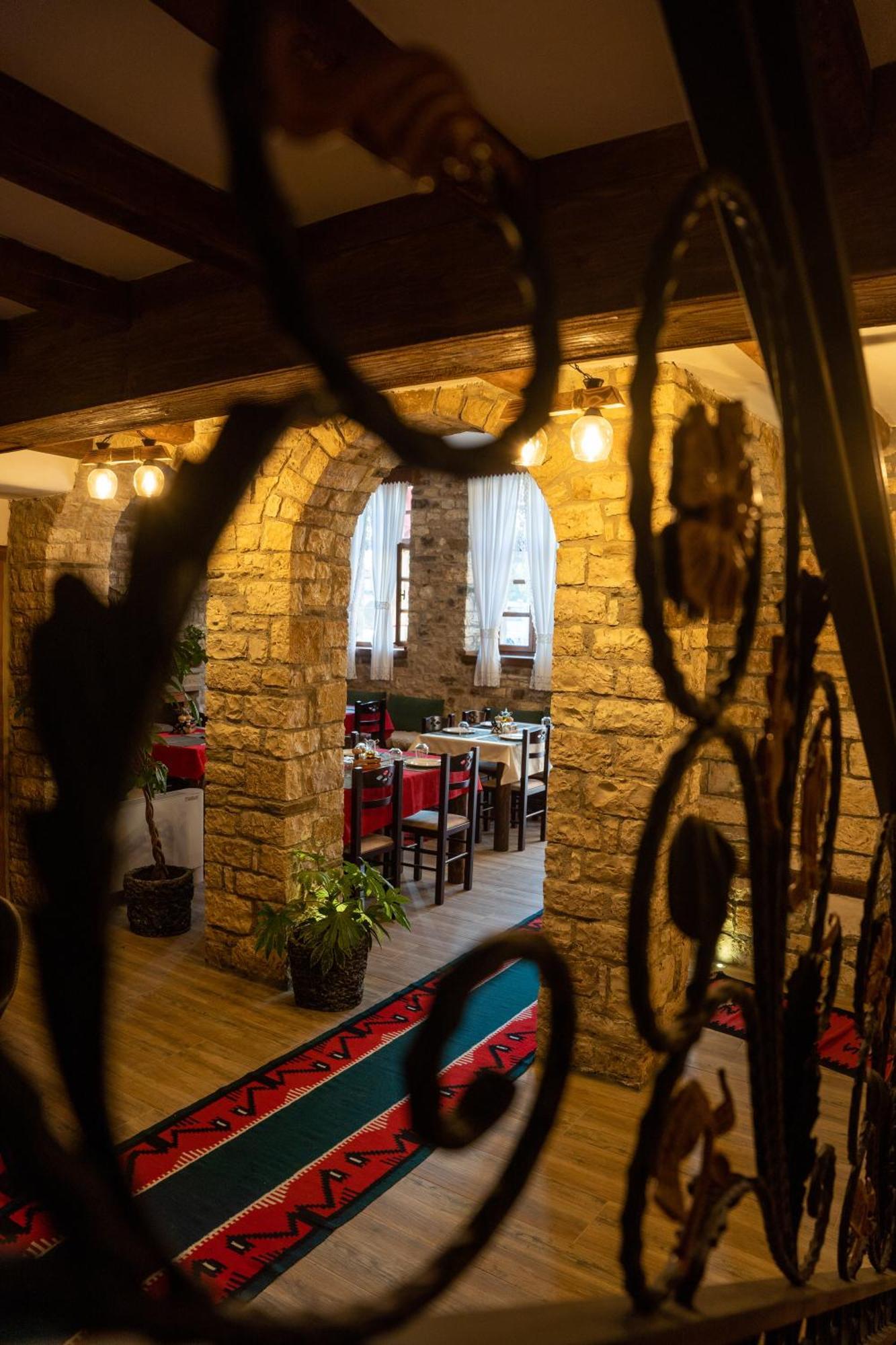 Hotel Kapllani Берат Екстериор снимка