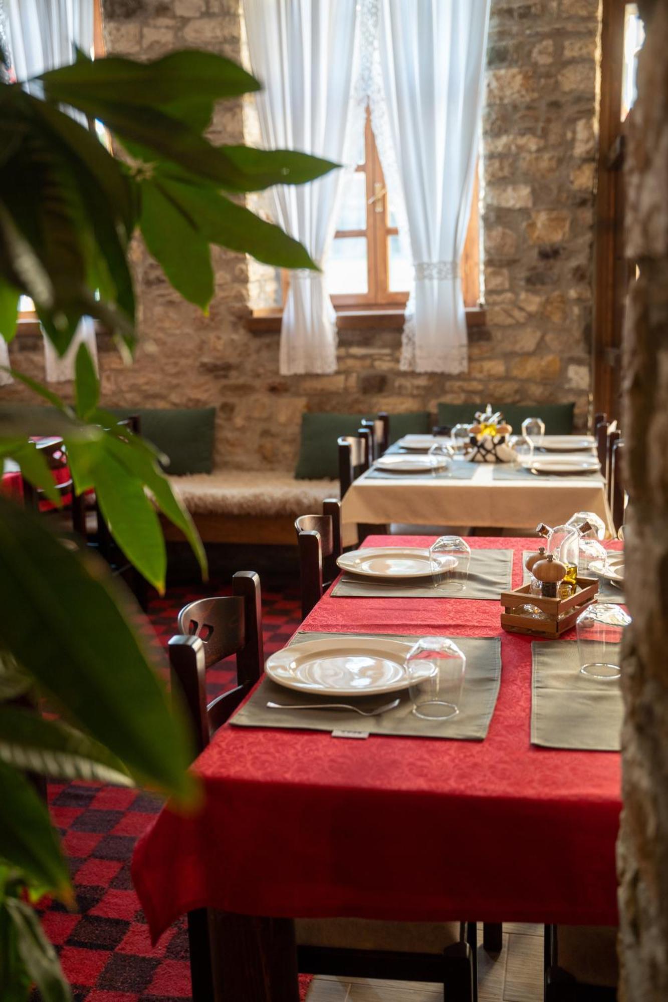 Hotel Kapllani Берат Екстериор снимка